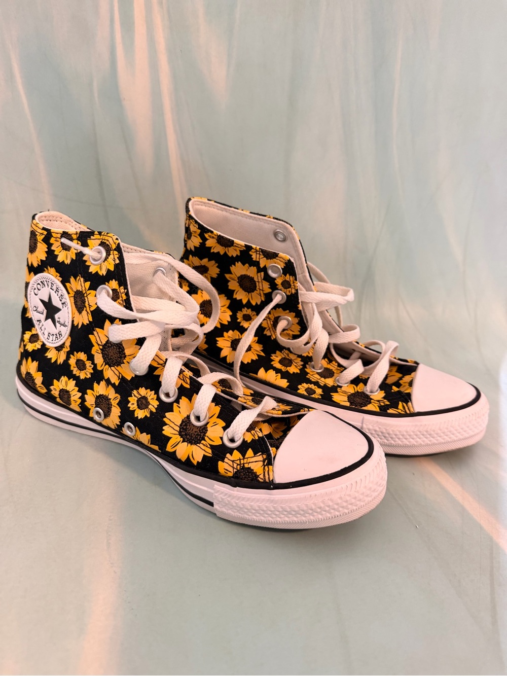 Converse 🌻 Size 8 😎 PERFECT!